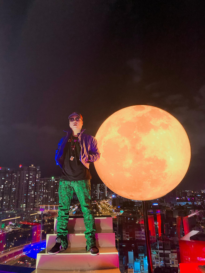 Những trang phục của Lil Knight đa dạng đủ màu sắc được anh mix sành điệu