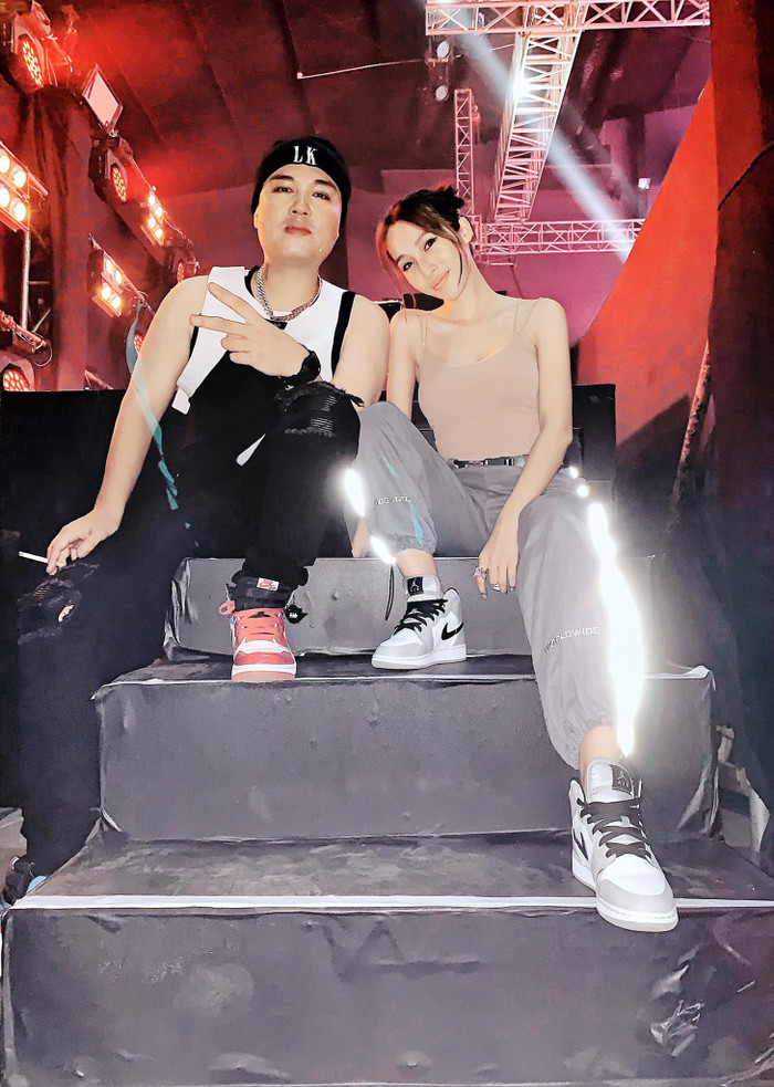 Ngoài các kiểu mũ thường thấy thì LK còn chọn thiết kế mũ beanie để mix set đồ của mình sao cho đa dạng và sáng tạo hơn 