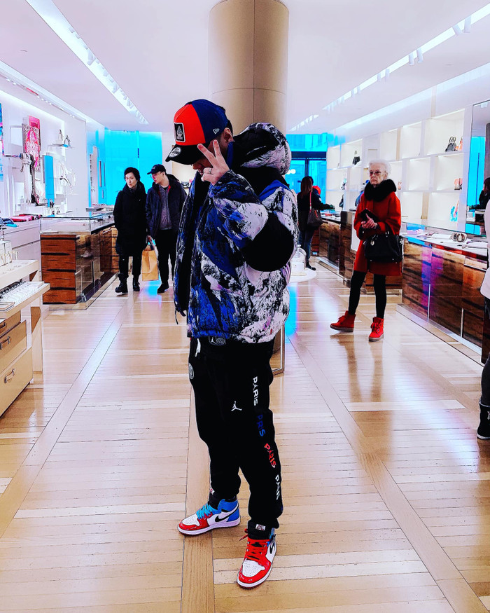 Gu ăn mặc ấn tượng của Lil Knight với combo quần áo hip hop khi mũ và giày có tông màu giống nhau