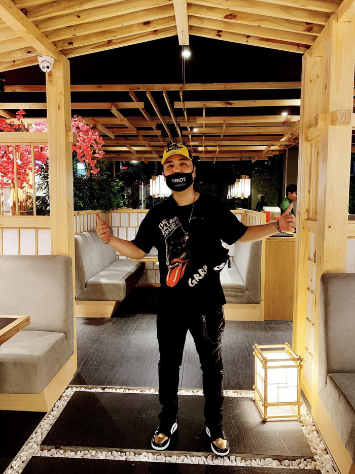 Set đồ đen được anh cả làng Rap Việt nhấn nhá kiểu mũ màu vàng