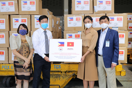 Tiên Nguyễn và bố - 'ông vua hàng hiệu' Johnathan Hạnh Nguyễn trao quà cho đại diện chính phủ Philippines