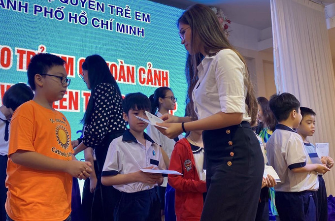 Rich kid Tiên Nguyễn lặng thầm làm từ thiện, chung tay gánh vác công việc của gia đình Ảnh 7