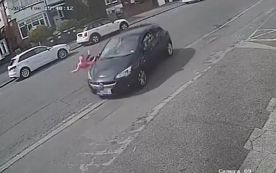 Thót tim bé gái sang đường không quan sát, bị ô tô tông trúng hất văng xuống đường Ảnh 2