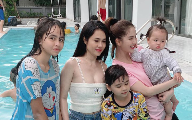 Ngọc Trinh bị chị gái ruột lấn át khi khoe dáng gợi cảm tại bể bơi cùng gia đình Ảnh 2
