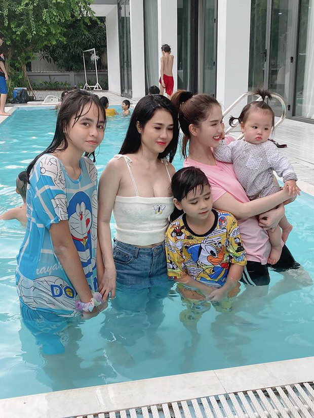 Không ít khán giả cho rằng Ngọc Trinh hoàn toàn bị chị gái lấn lướt về độ gợi cảm