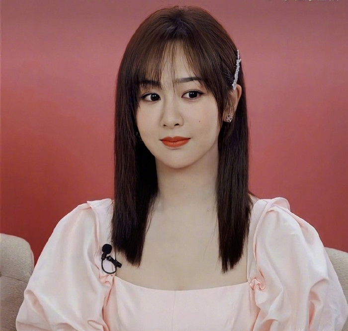 Ở một tạo hình khác, Dương Tử diện chiếc váy màu hồng nhạt nhẹ nhàng, đằm thằm, trông khá ổn so với lần xuất hiện trước.