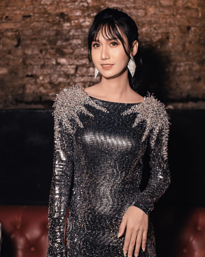 Lynk Lee là một trong những ca sĩ đang nhận được sự quan tâm lớn từ cộng đồng mạng trong thời gian gần đây khi xuất hiện với diện mạo mới. Bên cạnh đó, MV “Không dám” được ra mắt cũng góp phần tạo nên phần lớn lượng thảo luận cho ca sĩ này. Tuy vẫn còn một số ý kiến trái chiều, nhưng phần lớn người dùng trên mạng xã hội đều ủng hộ và dành nhiều lời khen cho Lynk Lee.