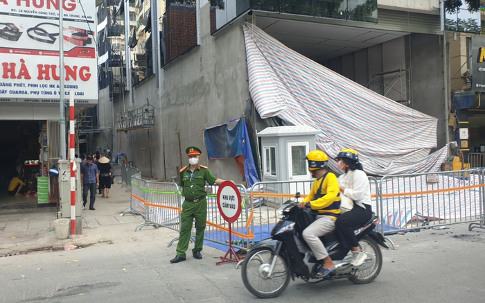 Cảnh sát hình sự vào cuộc điều tra vụ sập giàn kính 4 người rơi xuống đất tử vong ở Hà Nội Ảnh 2