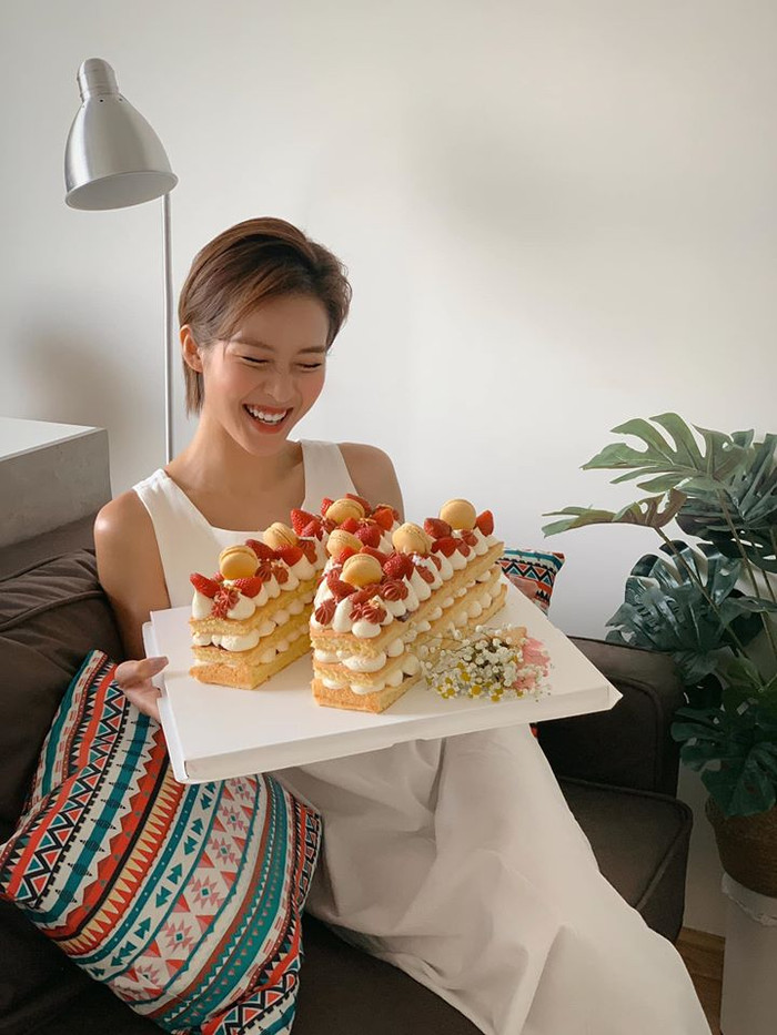 Khả Ngân đón tuổi mới một mình, giao lưu online cùng bạn bè và người hâm mộ khi COVID - 19 'manh nha' trở lại Ảnh 4