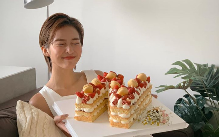 Khả Ngân đón tuổi mới một mình, giao lưu online cùng bạn bè và người hâm mộ khi COVID - 19 'manh nha' trở lại Ảnh 2