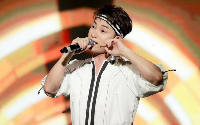 Đăng ảnh thời 'còn phèn' mặc áo 'sida' 25 ngàn, Trúc Nhân được fan tặng kèm màn 'cướp hit' trắng trợn ngay trên sân khấu Ảnh 2