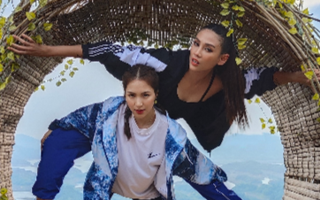 Võ Hoàng Yến - Hòa Minzy 'cosplay' thầy trò Đường Tăng chạy 'bở hơi tai' với thử thách của 'Đại chiến săn ảnh' Ảnh 2