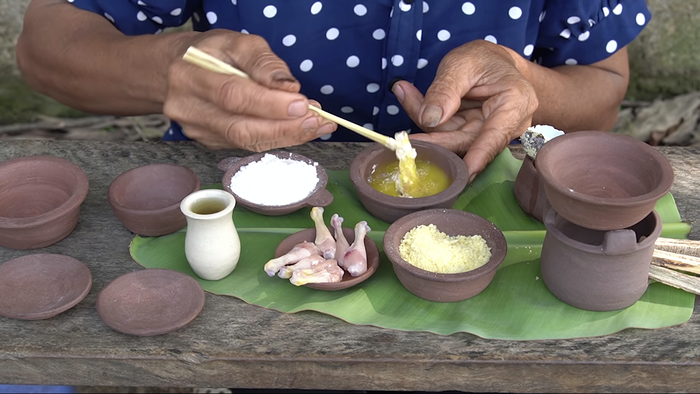 Dù đã quen với cách thức làm món ăn 'siêu to, siêu lớn' nhưng thử thách làm món siêu nhỏ lần này cũng không làm khó được bà Tân. 