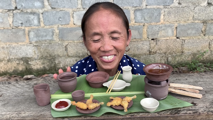 Do thành phẩm chỉ đủ để đựng được vào chiếc bát nhỏ xinh, nên bà Tân không rủ các cháu cùng đến chung vui như các vlog khác mà chỉ thưởng thức một mình.