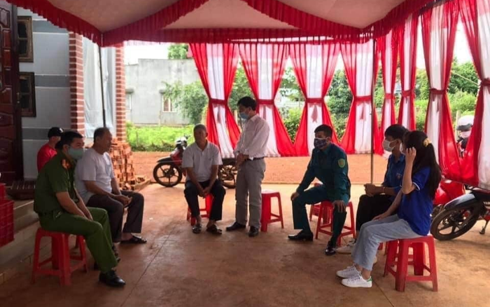 Hi hữu đám cưới mùa COVID: Hàng xóm khiêng giúp về mỗi nhà 1 bàn tiệc để gia chủ qua tiếp khách Ảnh 2