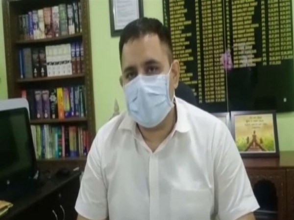 Anh Anand Sharma, giám đốc sở cảnh sát quận Barmer.