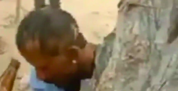 Người đàn ông bị trói vào cây, bắt uống nước tiểu vì ngoại tình.