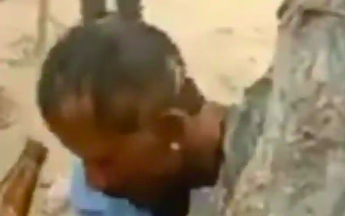 Ngoại tình, người đàn ông bị gia đình trói vào cây, bắt uống nước tiểu Ảnh 2