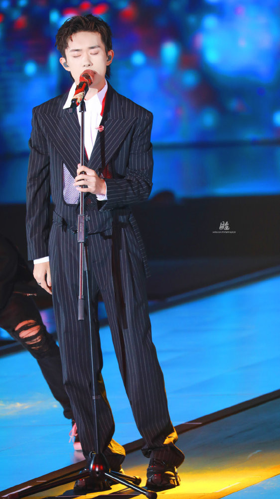 Đỉnh như Dịch Dương Thiên Tỉ: Mới 20 tuổi đã tham dự LHP với tư cách diễn viên, kiêm luôn làm MC và đầu tư phim ảnh Ảnh 8