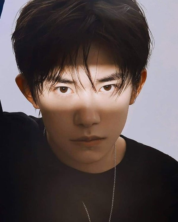 Đỉnh như Dịch Dương Thiên Tỉ: Mới 20 tuổi đã tham dự LHP với tư cách diễn viên, kiêm luôn làm MC và đầu tư phim ảnh Ảnh 7