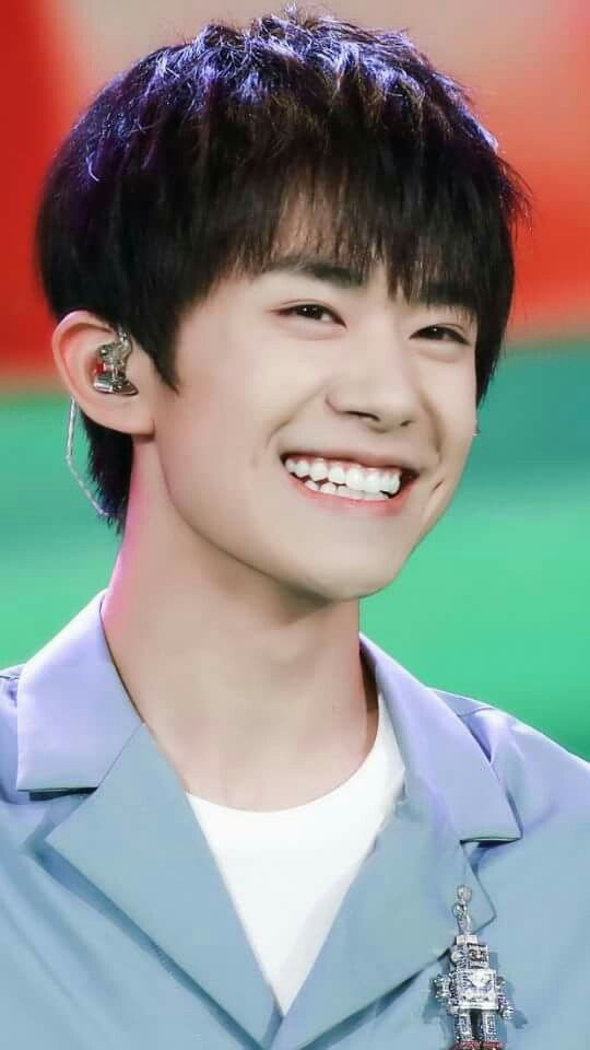 Đỉnh như Dịch Dương Thiên Tỉ: Mới 20 tuổi đã tham dự LHP với tư cách diễn viên, kiêm luôn làm MC và đầu tư phim ảnh Ảnh 11