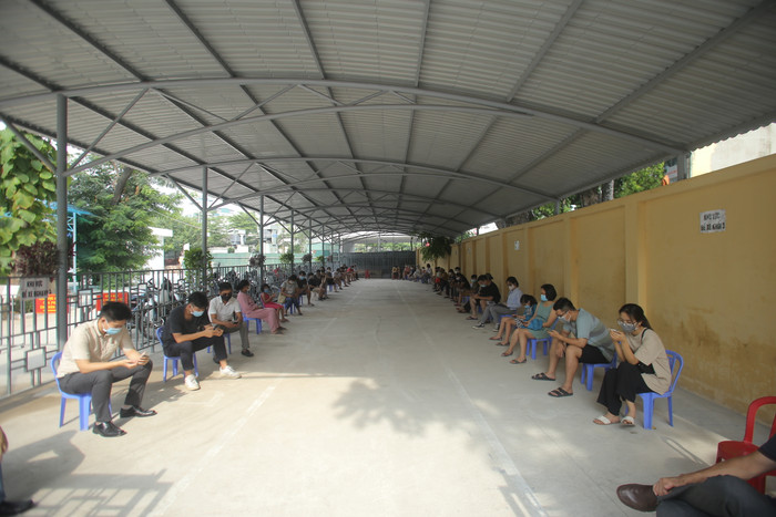 Cảnh người Hà Nội chờ lấy mẫu xét nghiệm.