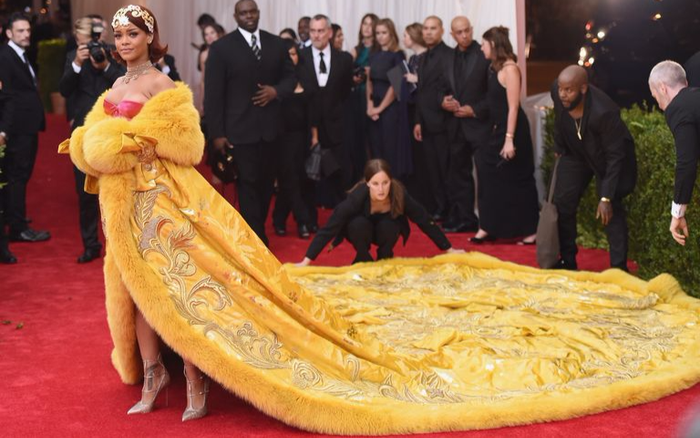 Rihanna thấy bản thân như cô hề, không dám xuống xe trong Met Gala 2015 Ảnh 2