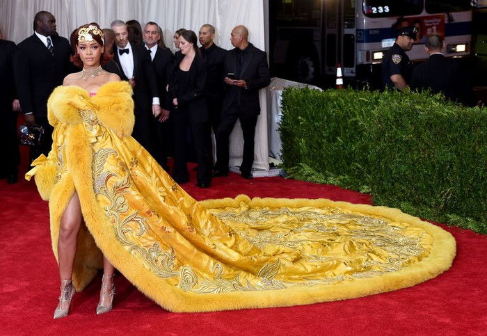 Rihanna thấy bản thân như cô hề, không dám xuống xe trong Met Gala 2015 Ảnh 4