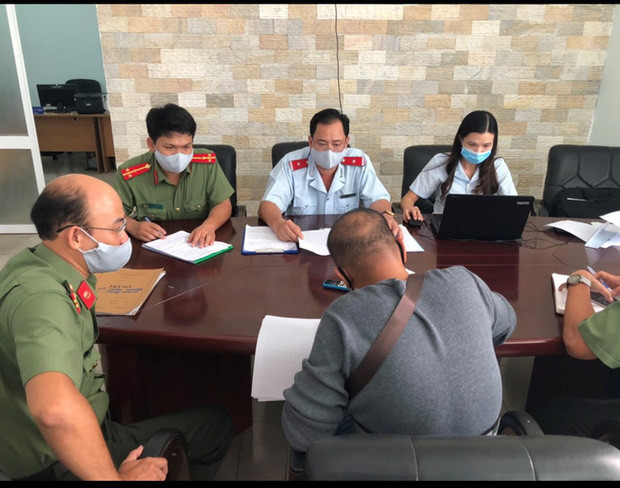 Võ Hồng Phương làm việc với cơ quan chức năng. Ảnh: Người Lao Động&nbsp;