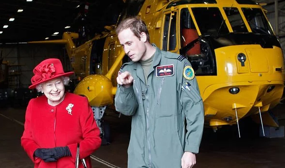 William tháp tùng Nữ hoàng trong chuyến thăm căn cứ không quân.