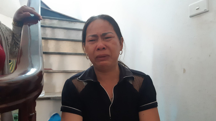 Người thân nạn nhân không kìm được nước mắt.