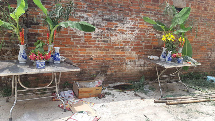 Người thân lo hậu sự cho mẹ con bà Thuý.