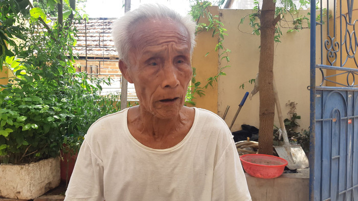 Ông Sỹ đau xót khi phải chia ly con cháu vĩnh viễn.