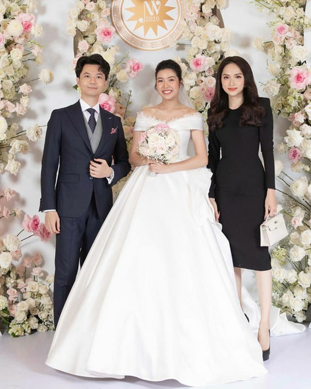 Trái lại, Hương Giang được muôn vàn lời khen dù diện váy mang tông màu đen, tuy nhiều người cho rằng đây là sắc độ 'tang tóc', không mấy may mắn, nhưng với phom dáng đơn giản thanh lịch, cách mix phụ kiện tinh tế, cô nàng vẫn ghi trọn 100 điểm. 