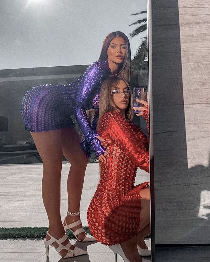 Cả hai đều diện váy ôm body xuyên thấu cùng thiết kế khác tone màu đến từ brand TLZ L'FEMME có giá trị tầm 6 triệu đồng 