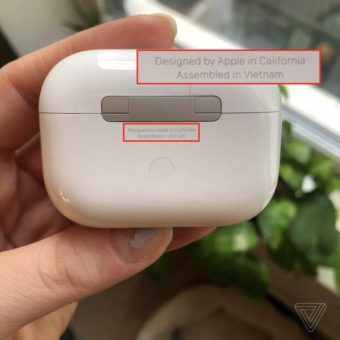 Hình ảnh rò rỉ của mẫu Airpods Pro&nbsp;'Assembled in Vietnam' đã xuất hiện trên thế giới từ tháng 5/2020. (Ảnh: The Verge)