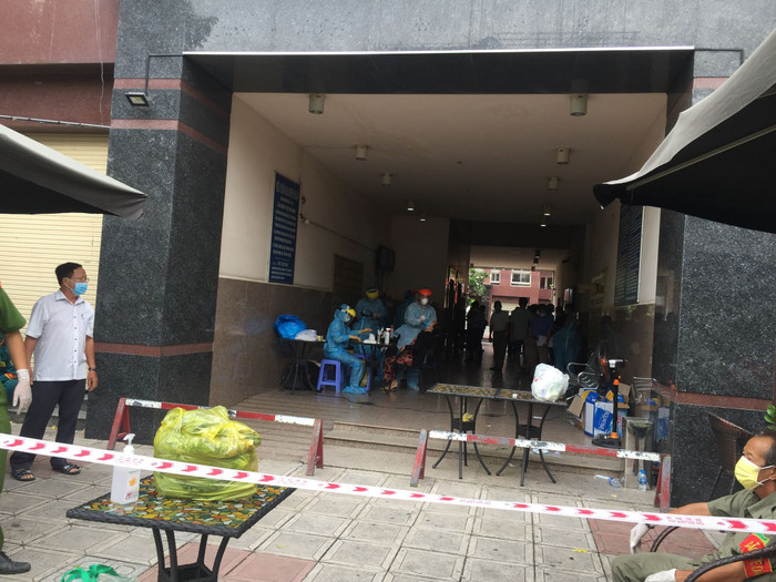 TP.HCM: Block 15 tầng chung cư Thái An có ca nghi mắc COVID-19, người dân đang cách ly, lấy mẫu xét nghiệm Ảnh 6