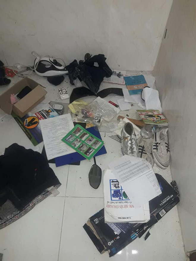 Loạt ảnh căn phòng trọ ngập ngụa trong rác khiến nhiều người ngao ngán. 