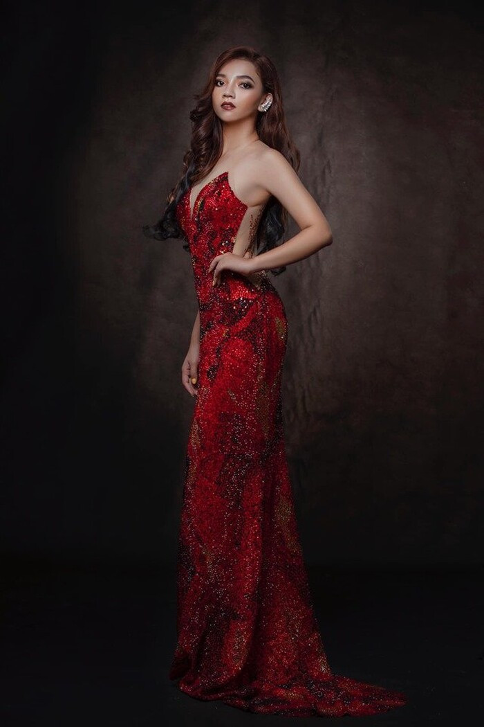 Một thí sinh Miss Earth Myanmar 2019 đã chiếm trọn “spotlight” khi cả gan “cosplay” outfit từ váy dạ hội, kiểu tóc cho tới phong cách trình diễn của “Mèo xám”.