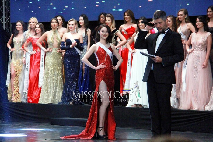 Trên sân khấu đêm chung kết cuộc thi Miss Eco International 2019 cũng chứng một trường hợp tương tự. Đại diện Trung Quốc là Ying Fu Shei đã được ví như Catriona Gray phiên bản lỗi.