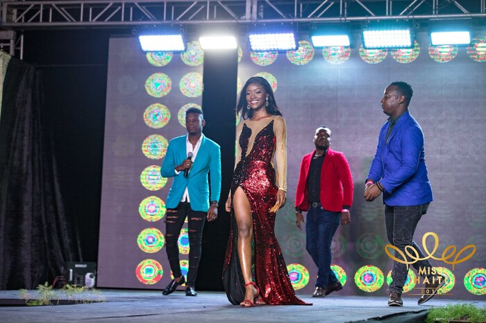 Còn đây là một thí sinh của cuộc thi Miss Universe Haiti 2019. Chất liệu của chiếc váy như đồ chợ vì thế người mặc cũng không thể nào sang hơn.