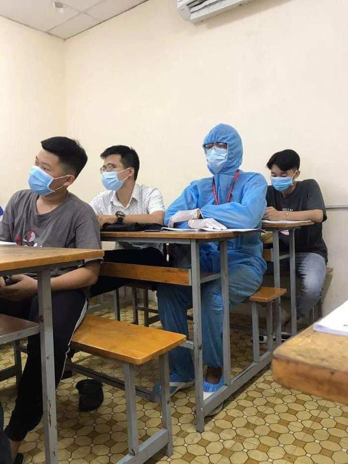 Trông rất nghiêm túc và lịch sự nhé!