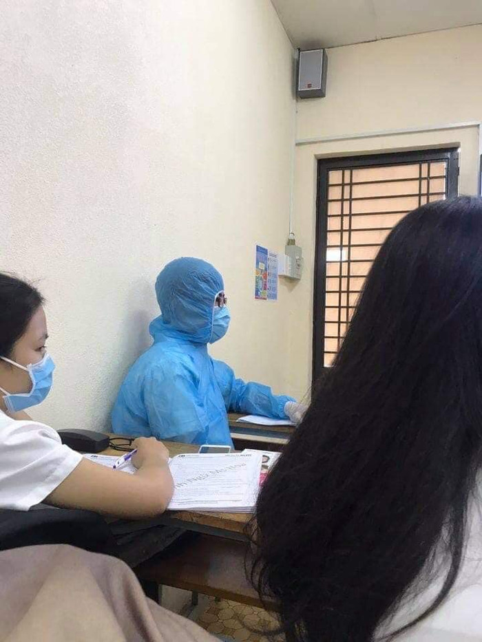 Nhân viên khử trùng khi nãy đang ngồi trong lớp nghe giảng bài đây rồi...