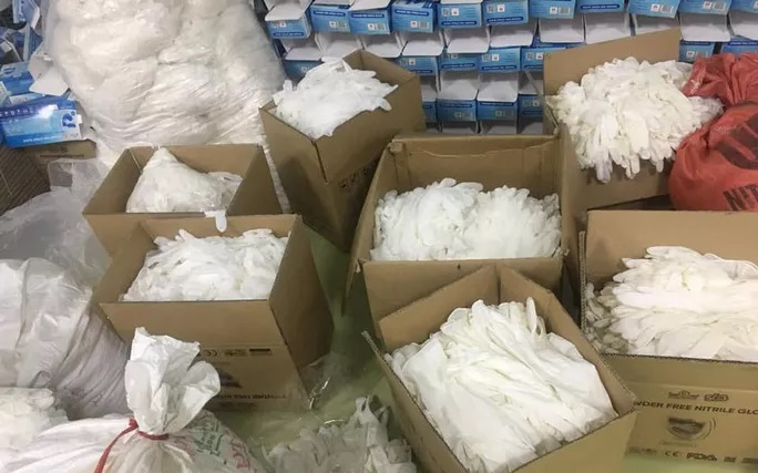Phát hiện nhà xưởng rộng 2000 m2 sản xuất khẩu trang giả, tái chế găng tay đã qua sử dụng Ảnh 2