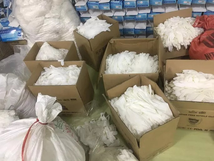 Những chiếc găng tay đã qua sử dụng được phát hiện tại xưởng sản xuất này.