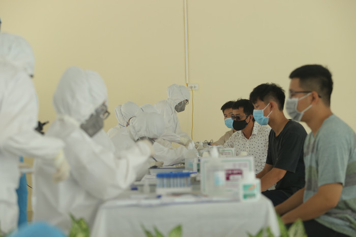 Lực lượng y tế lấy mẫu xét nghiệm.