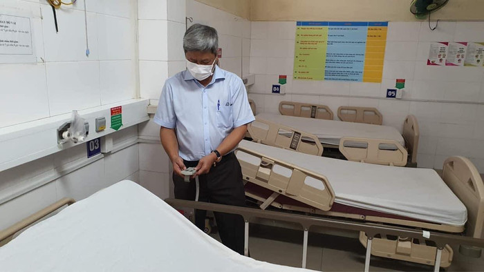 Thứ trưởng Sơn kiểm tra việc lắp đặt trang thiết bị tại các cơ sở y tế Đà Nẵng.