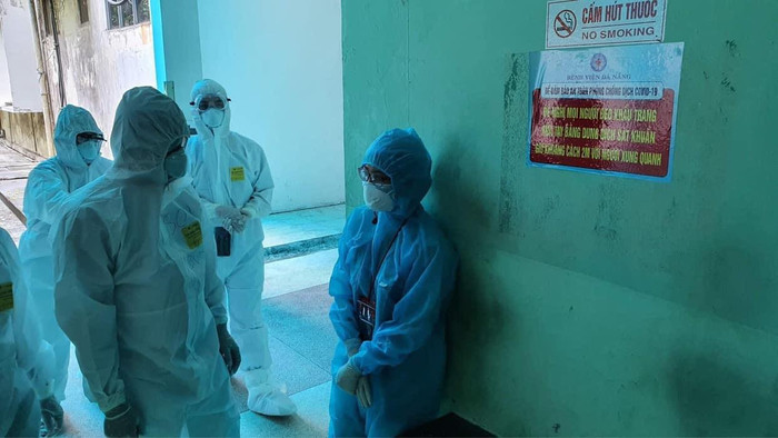 Thứ trưởng Sơn động viên nhân viên y tế