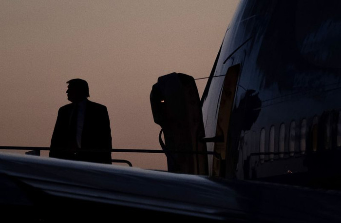 Ông Donald Trump lên Air Force One vào hôm 31/7. Ảnh: AFP