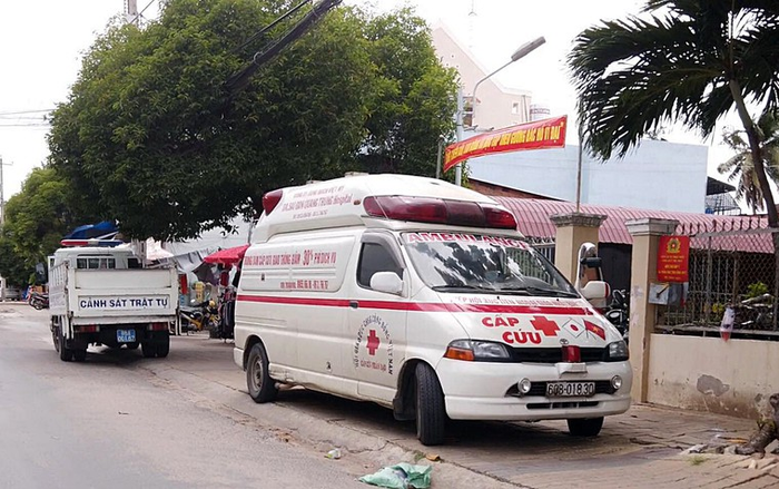 Xe cứu thương giả rú còi inh ỏi, cả chung cư hoảng loạn vì tưởng có người bị đưa đi cách ly Ảnh 2